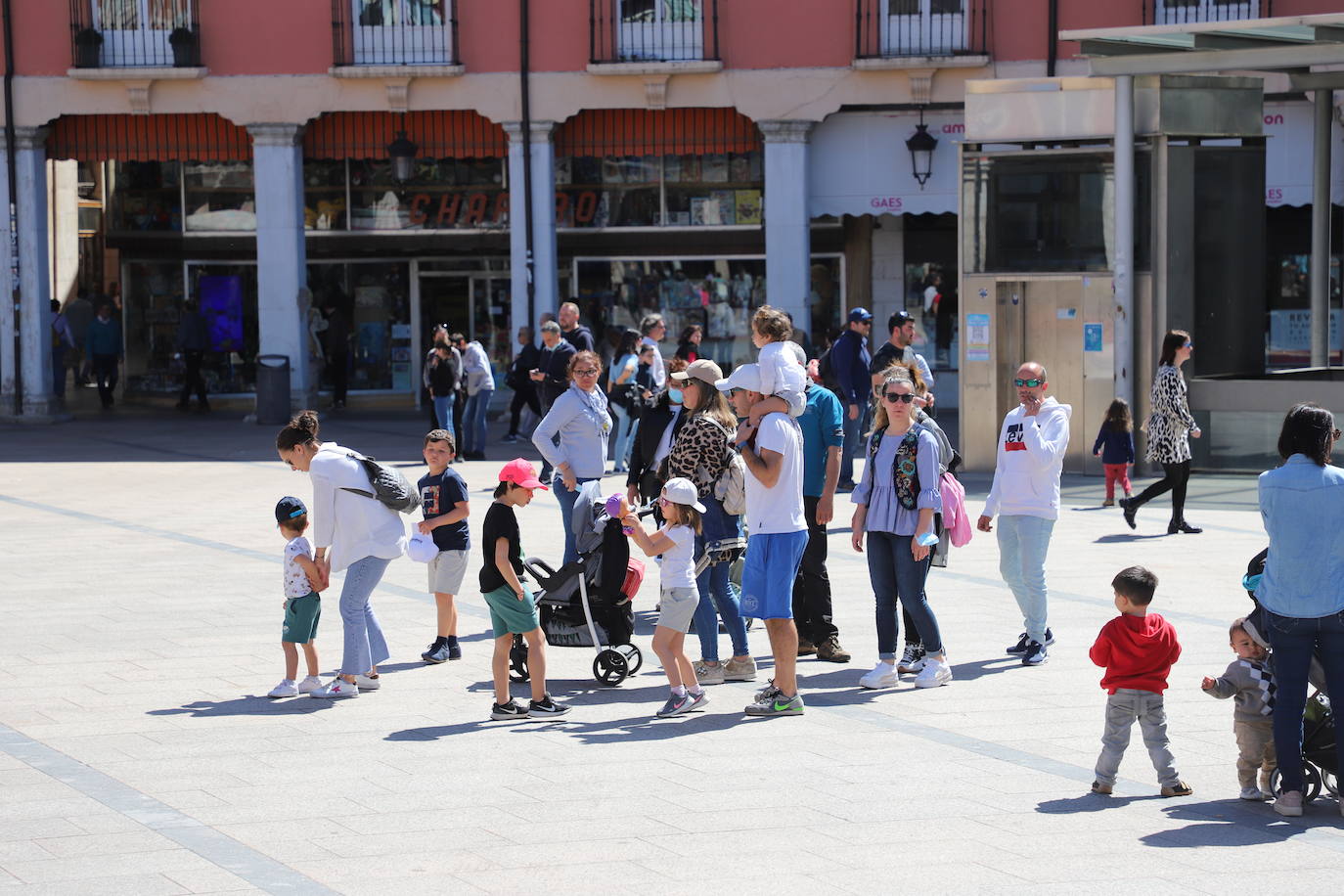 Burgaleses y turistas han disfrutado del sol y las terrazas este sábado en Burgos