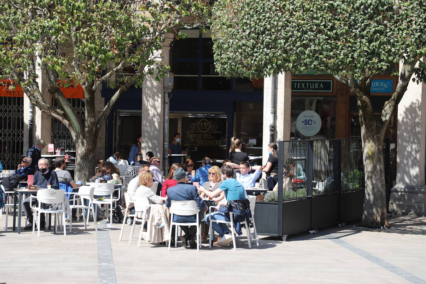 Burgaleses y turistas han disfrutado del sol y las terrazas este sábado en Burgos