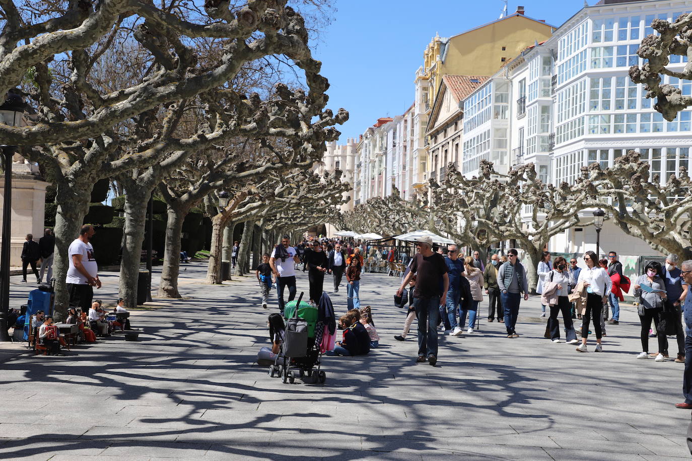 Burgaleses y turistas han disfrutado del sol y las terrazas este sábado en Burgos