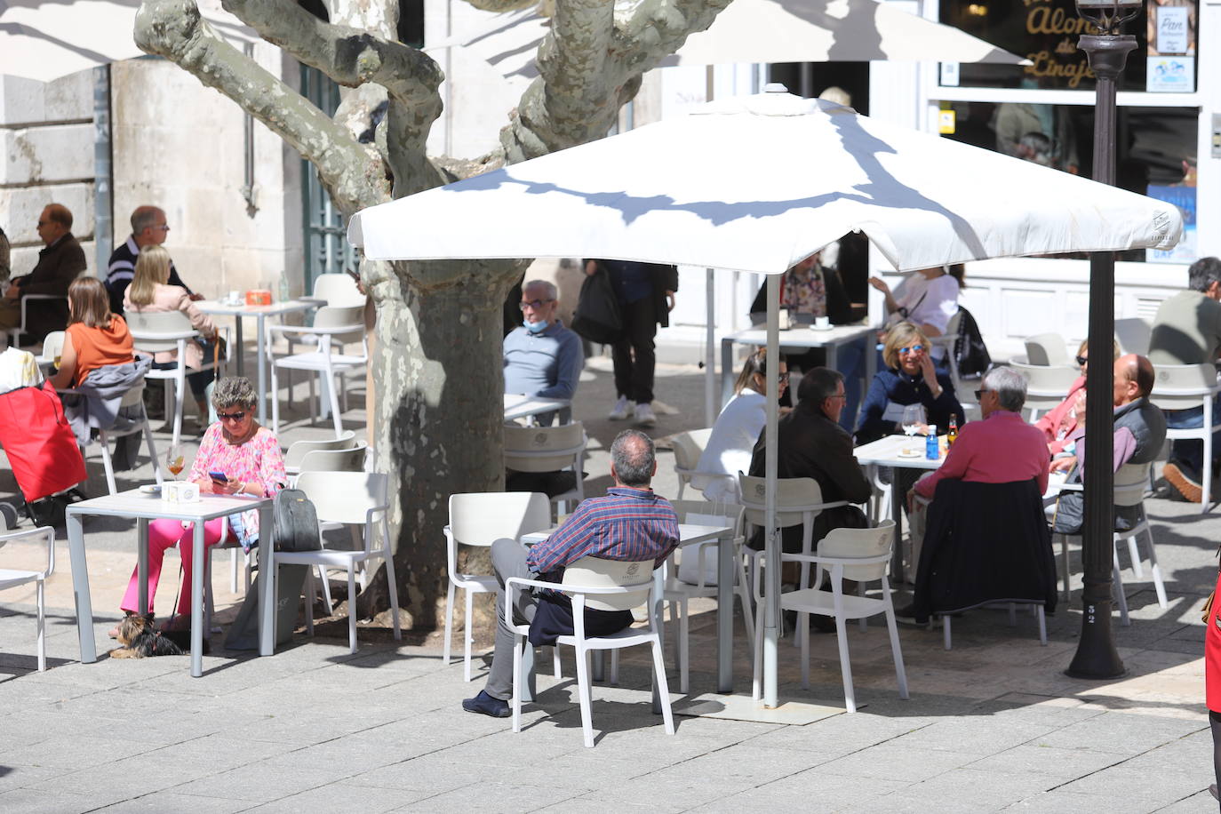 Burgaleses y turistas han disfrutado del sol y las terrazas este sábado en Burgos