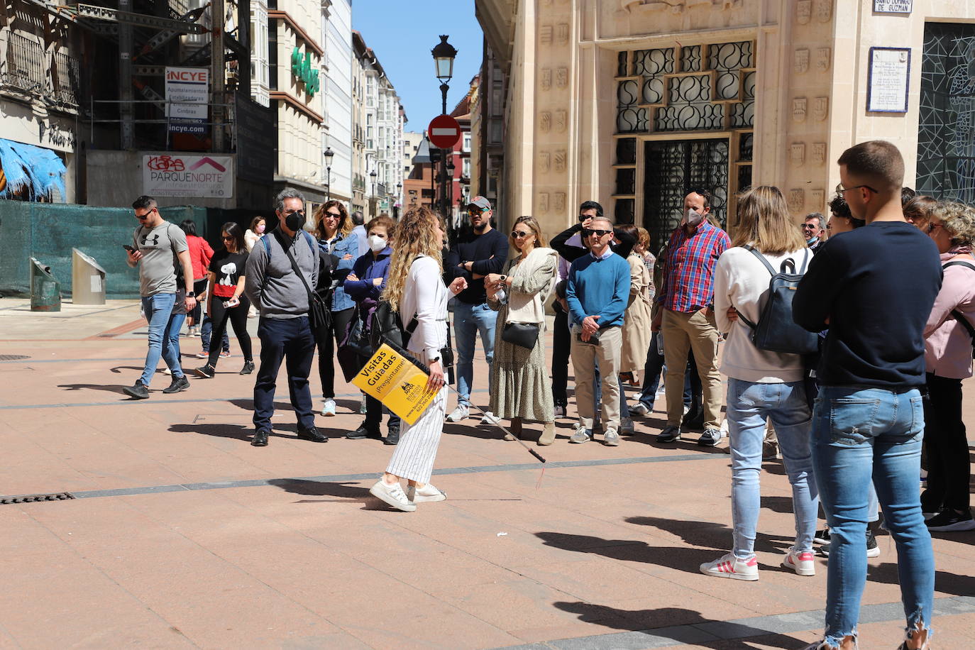 Burgaleses y turistas han disfrutado del sol y las terrazas este sábado en Burgos