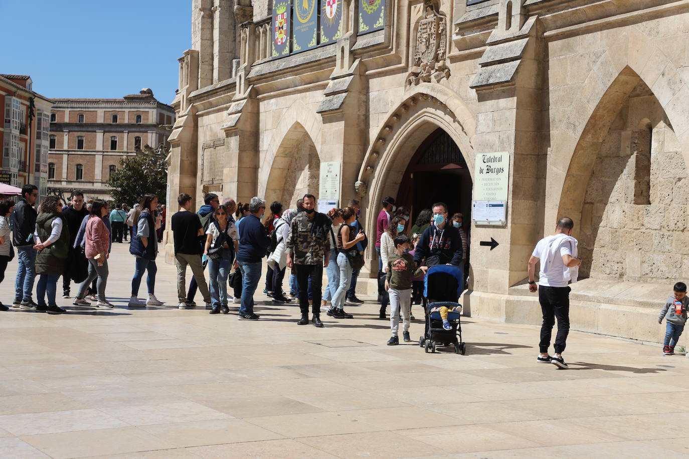 Burgaleses y turistas han disfrutado del sol y las terrazas este sábado en Burgos