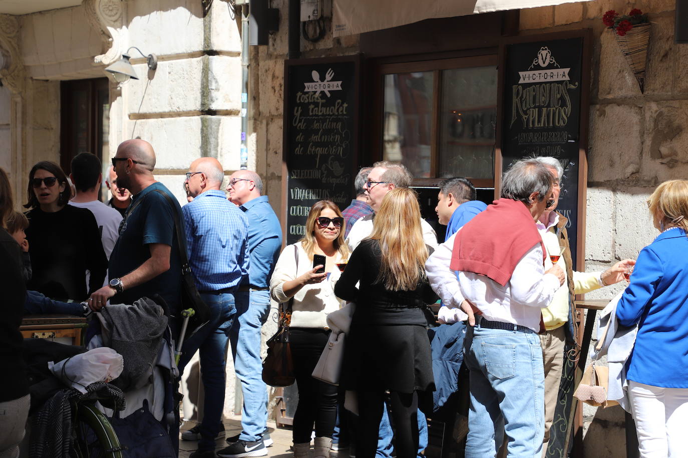 Burgaleses y turistas han disfrutado del sol y las terrazas este sábado en Burgos