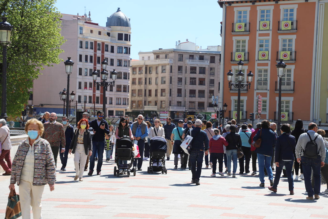 Burgaleses y turistas han disfrutado del sol y las terrazas este sábado en Burgos