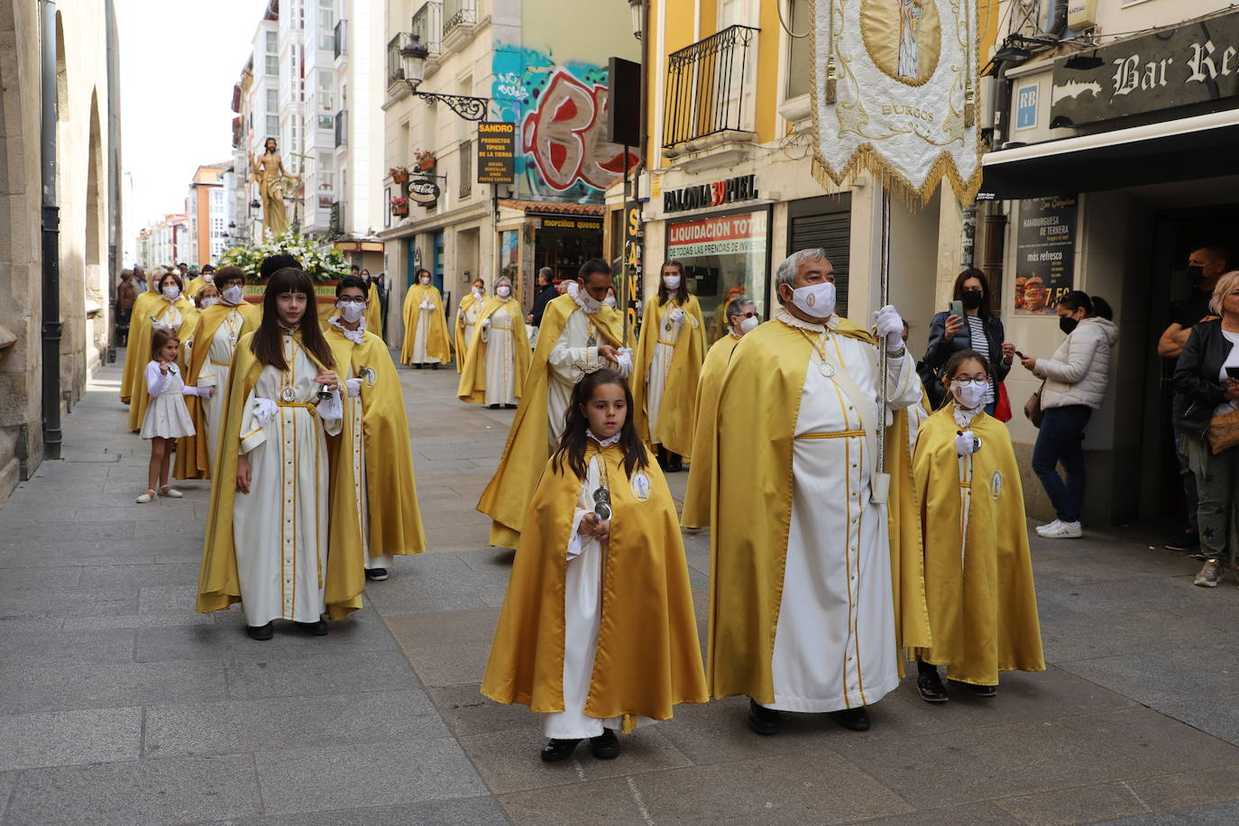 Las jotas, los tambores y las campanillas han acompañado a los cofrades descubiertos en el Domingo de Resurrección en Burgos