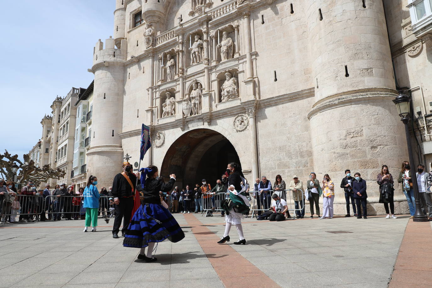 Las jotas, los tambores y las campanillas han acompañado a los cofrades descubiertos en el Domingo de Resurrección en Burgos