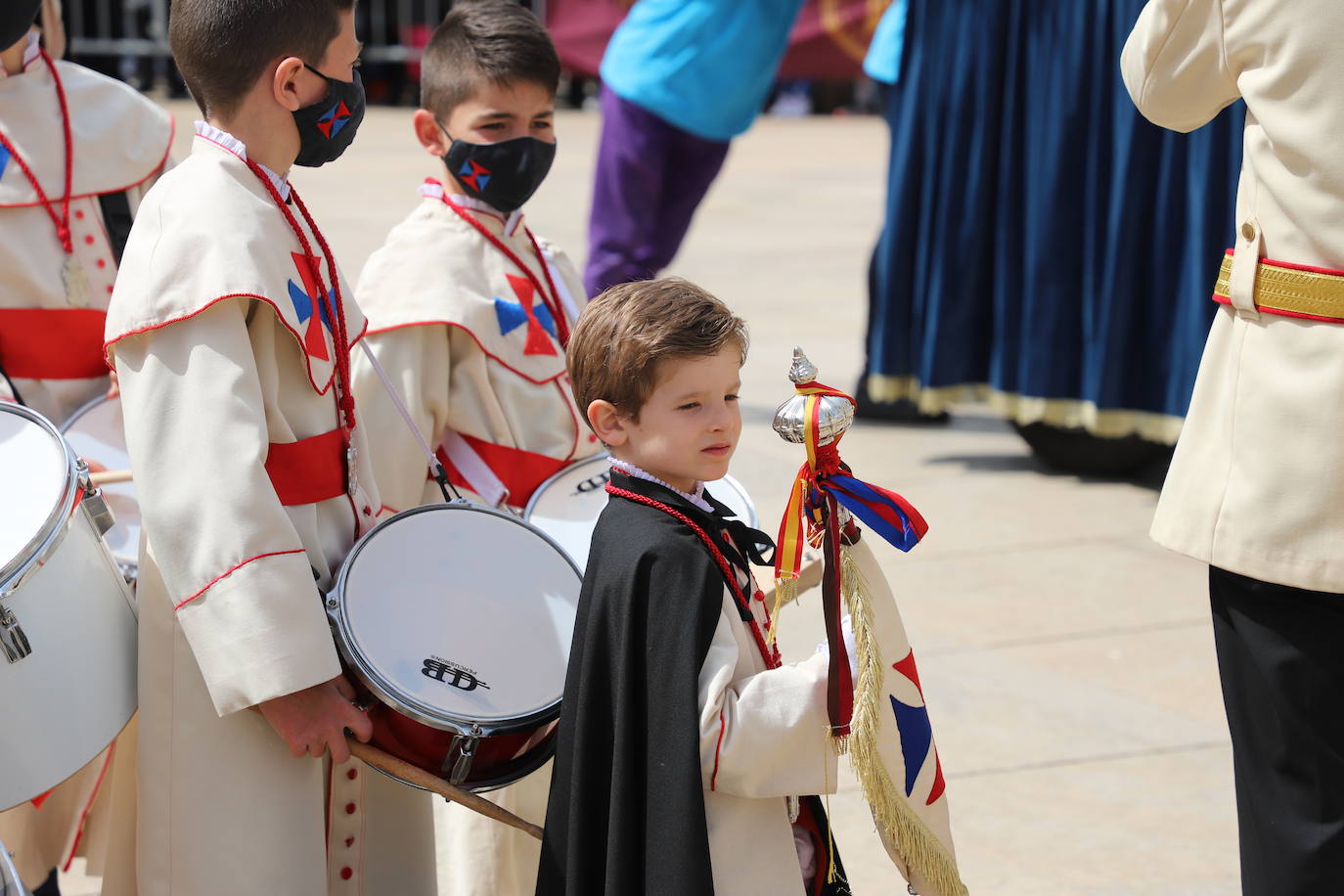 Las jotas, los tambores y las campanillas han acompañado a los cofrades descubiertos en el Domingo de Resurrección en Burgos