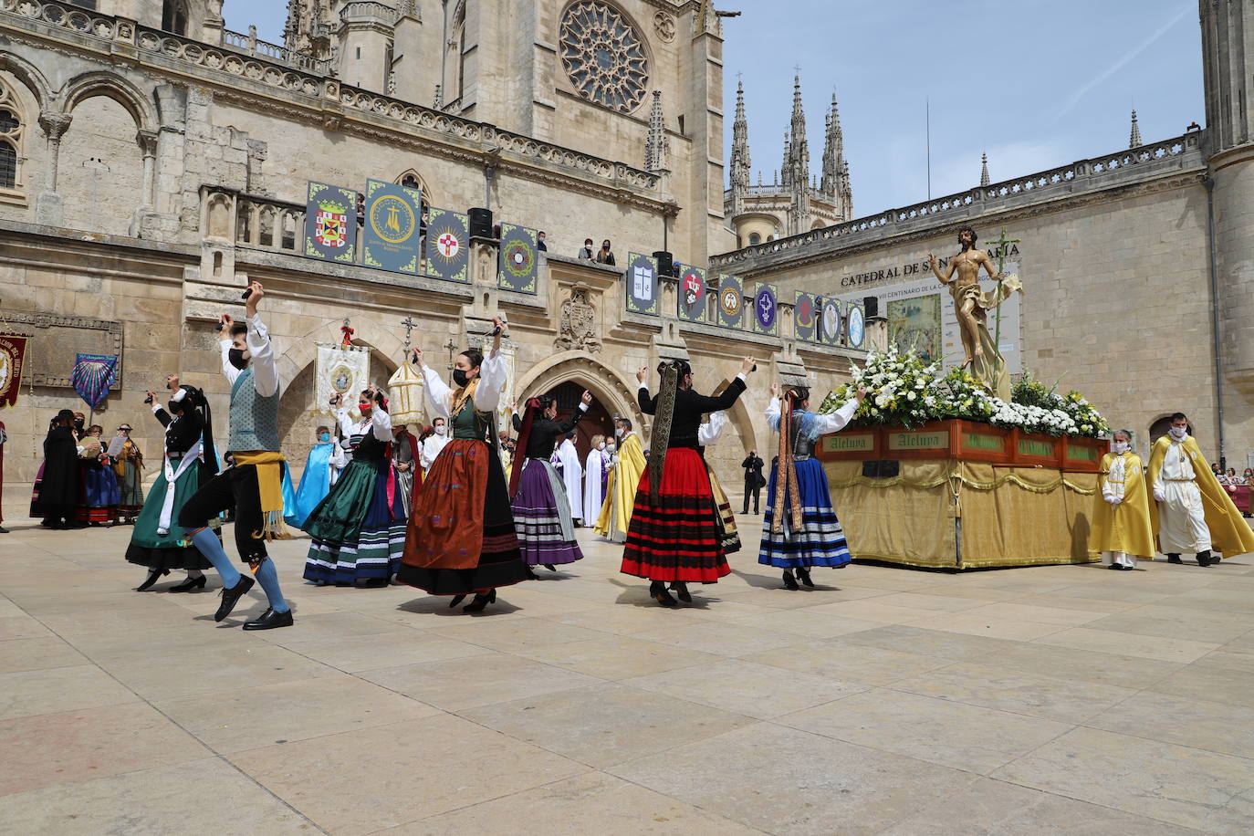 Las jotas, los tambores y las campanillas han acompañado a los cofrades descubiertos en el Domingo de Resurrección en Burgos