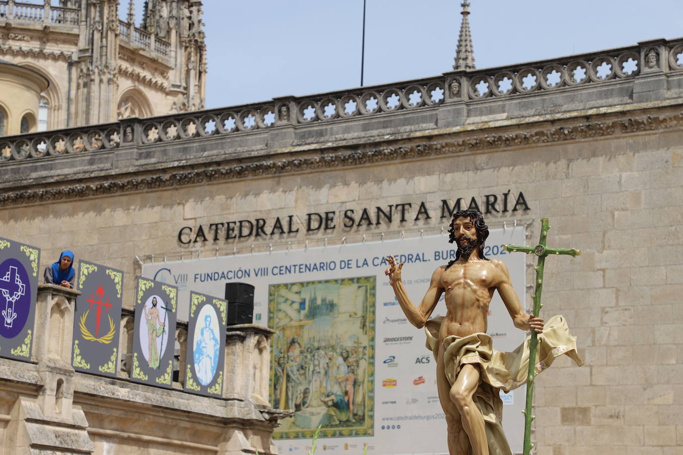 Las jotas, los tambores y las campanillas han acompañado a los cofrades descubiertos en el Domingo de Resurrección en Burgos