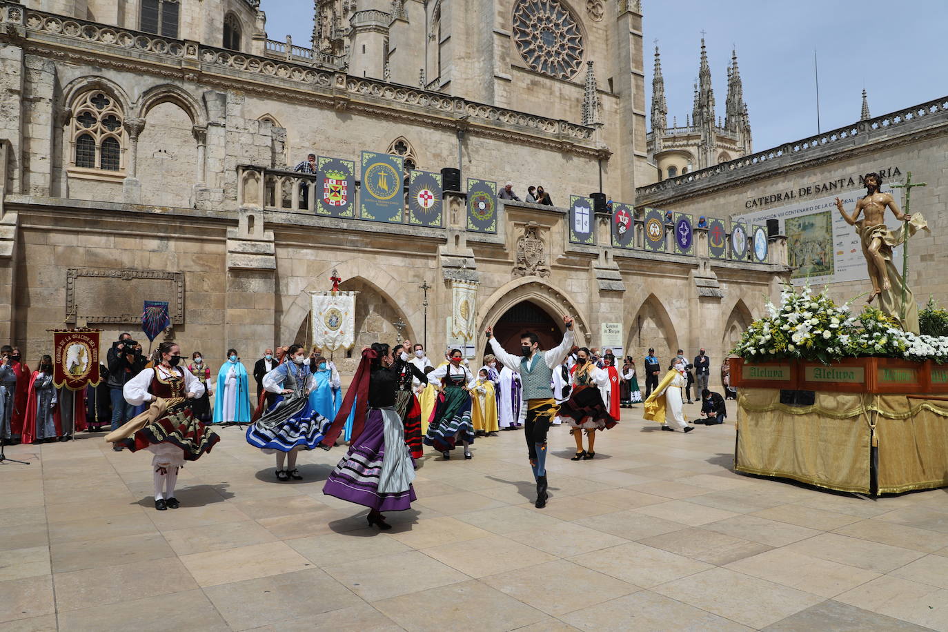 Las jotas, los tambores y las campanillas han acompañado a los cofrades descubiertos en el Domingo de Resurrección en Burgos