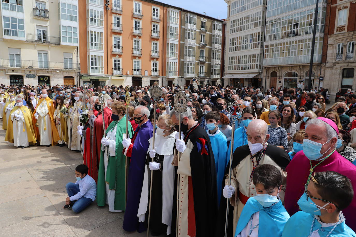 Las jotas, los tambores y las campanillas han acompañado a los cofrades descubiertos en el Domingo de Resurrección en Burgos