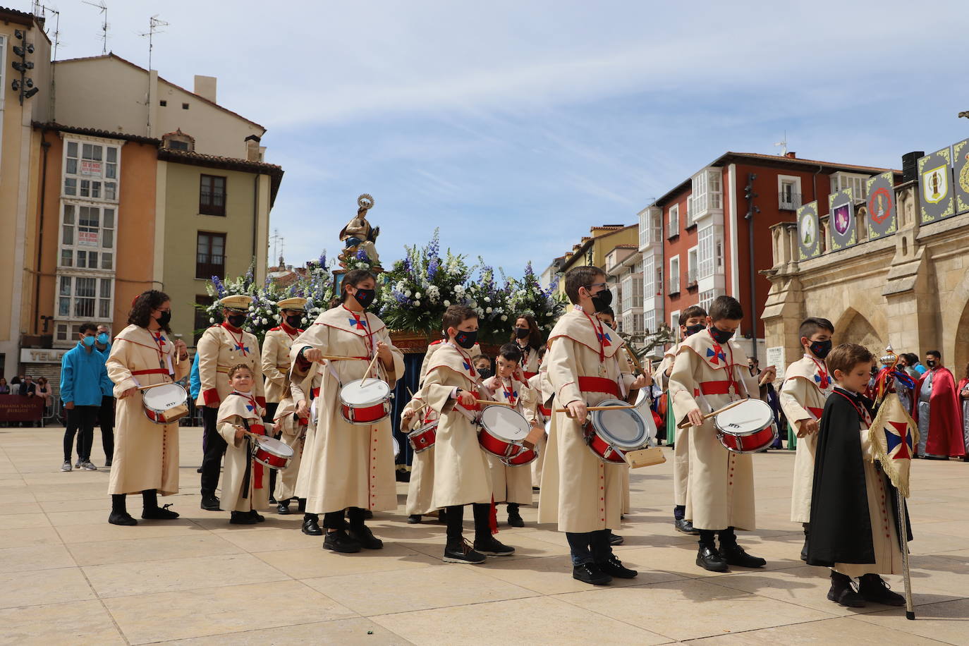 Las jotas, los tambores y las campanillas han acompañado a los cofrades descubiertos en el Domingo de Resurrección en Burgos