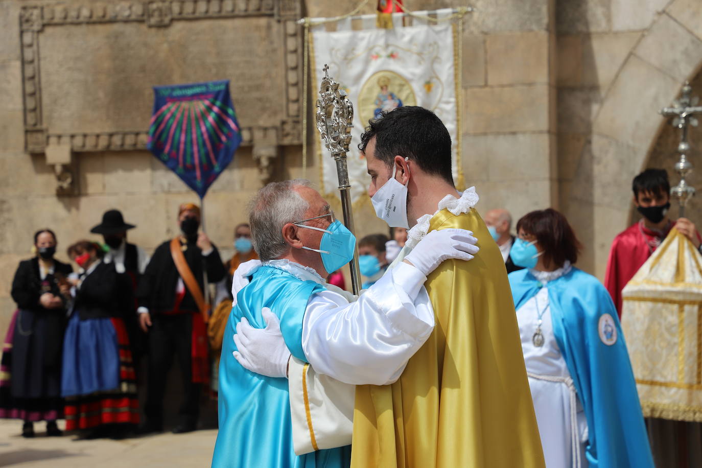 Las jotas, los tambores y las campanillas han acompañado a los cofrades descubiertos en el Domingo de Resurrección en Burgos