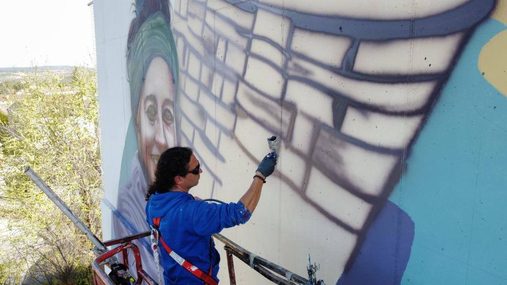 El artista Nano Lázaro trabajando en el impresionante mural de Moradillo de Roa.