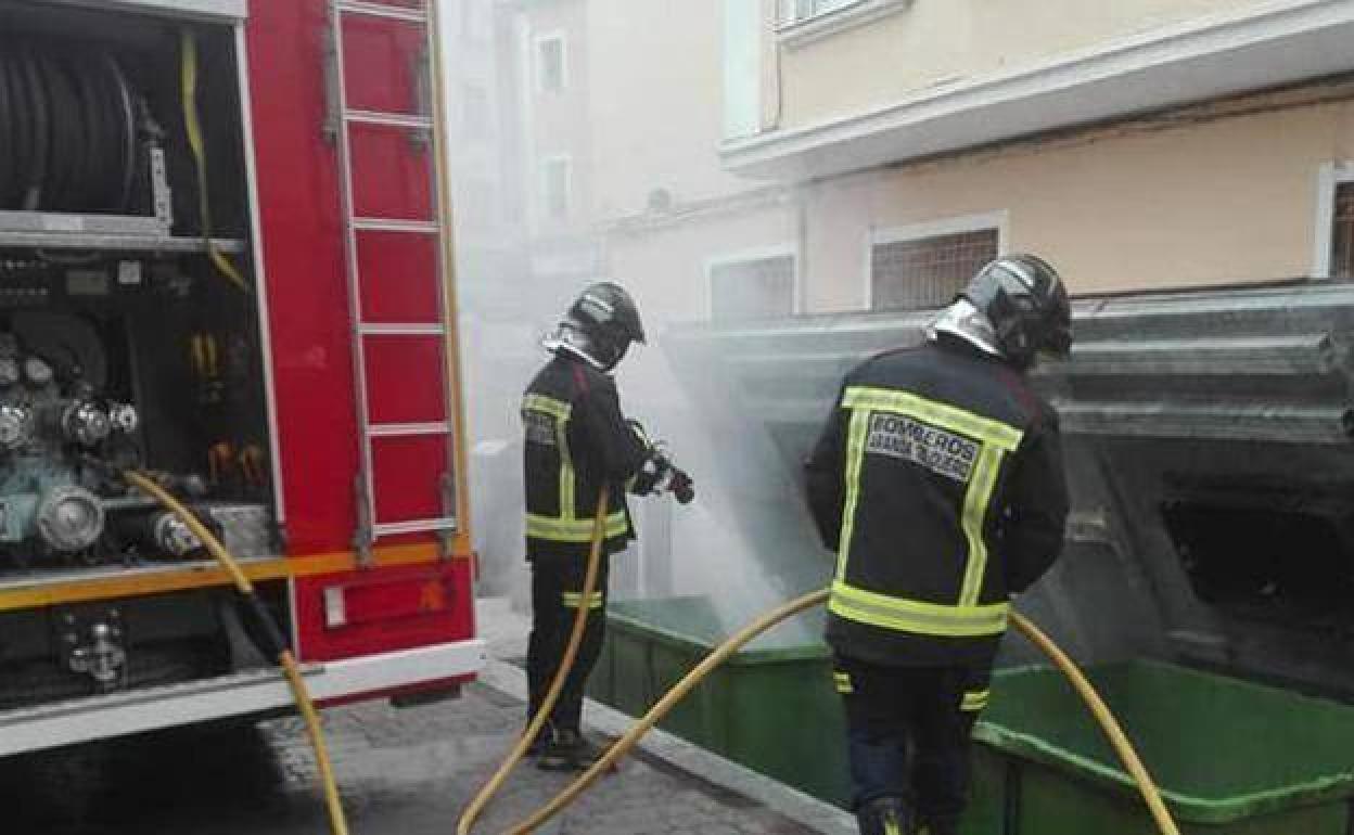 Los bomberos en una intervención en el centro de Aranda de Duero. 