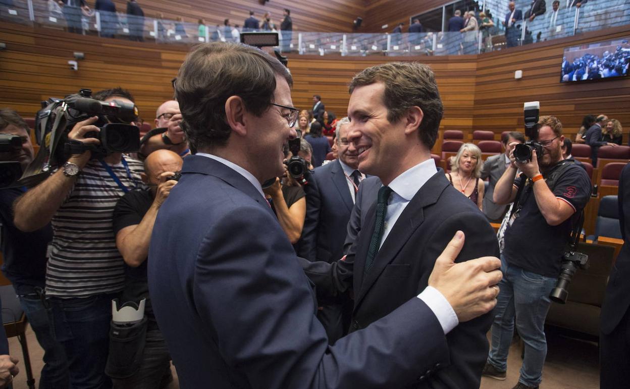 Alfonso Fernández Mañueco recibe el saludo de Pablo Casado tras su toma de posesión el 12 de julio de 2019. 