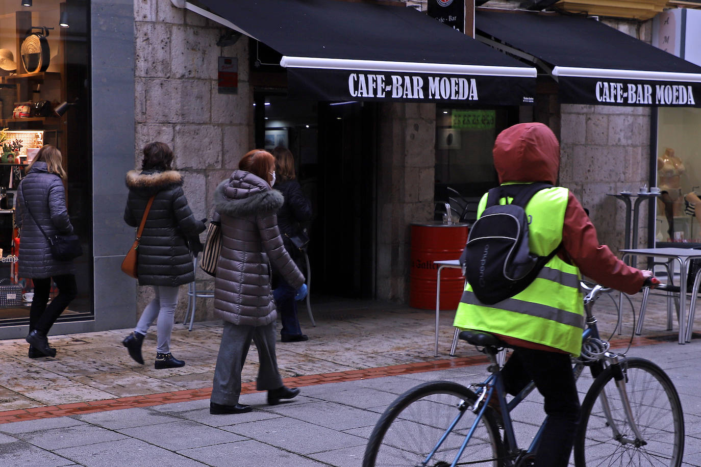 Fotos: Liberación y prudencia: contrastes en Burgos en el primer día sin mascarilla en interiores