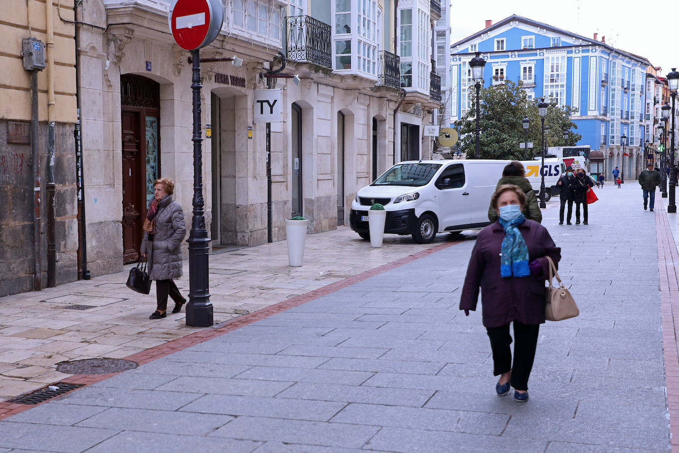 Fotos: Liberación y prudencia: contrastes en Burgos en el primer día sin mascarilla en interiores