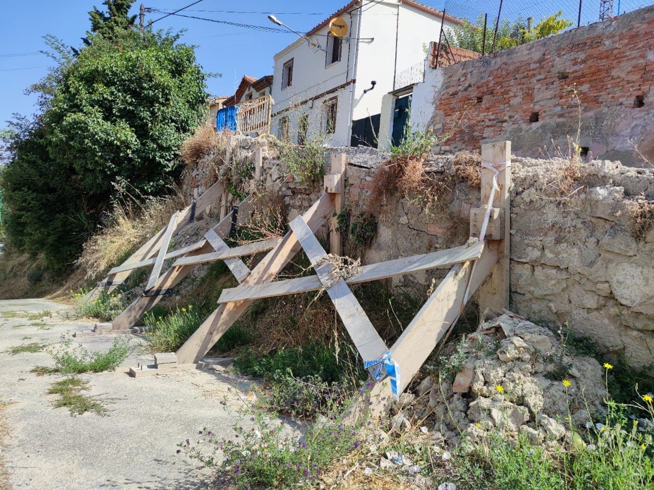 Estado del muro del paseo de los Pisones en Burgos. 