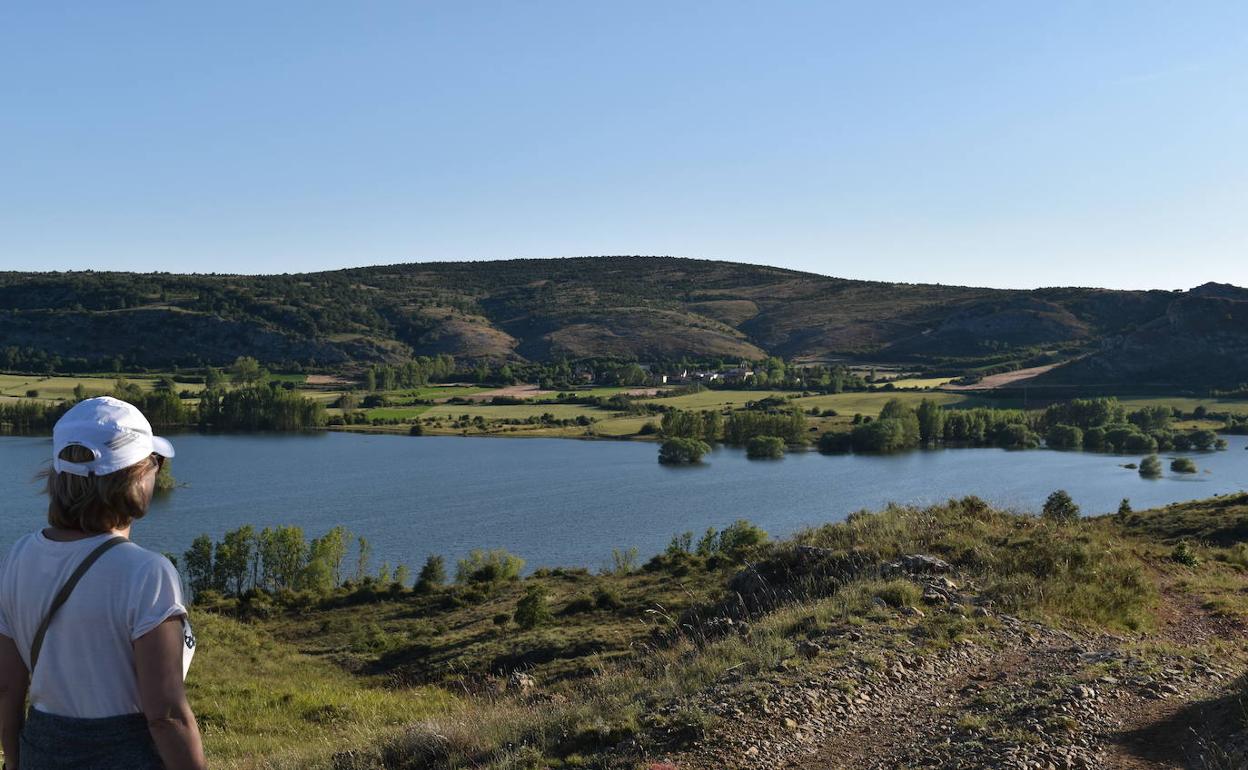 Una persona observa el embalse d Aguilar. 