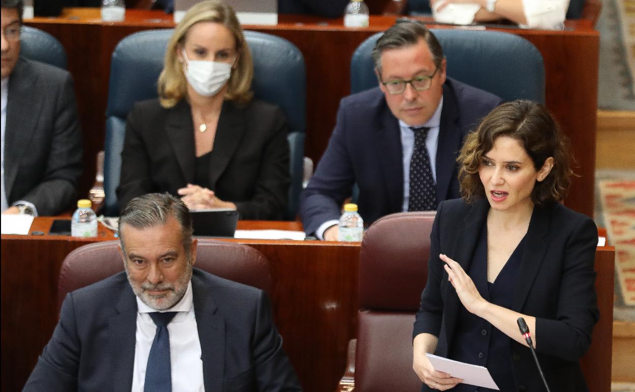 Bronca en la Asamblea de Madrid por las mascarillas y los parientes