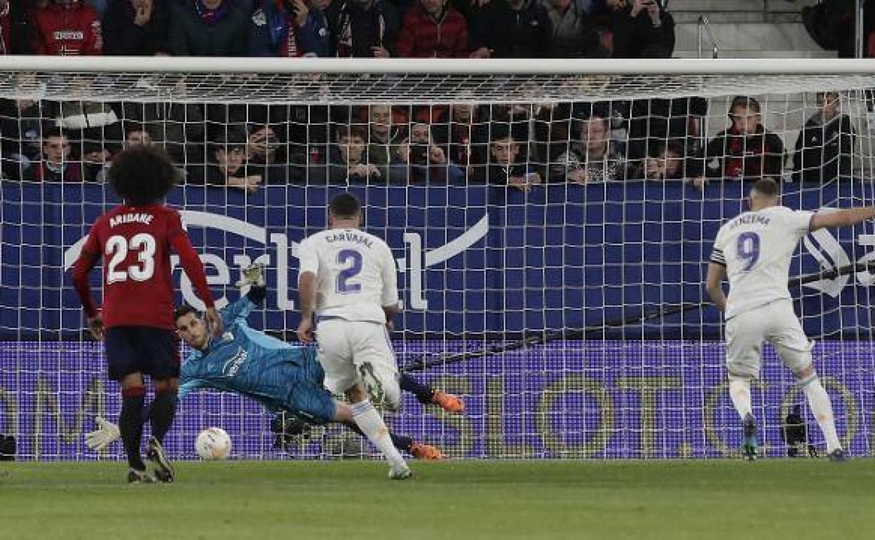 El burgalés Sergio Herrera frenando el lanzamiento de penalti de Benzemá.