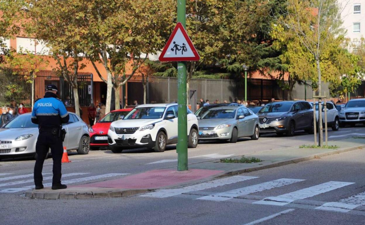 Las dobles filas en los colegios de Burgos son un problema a resolver.