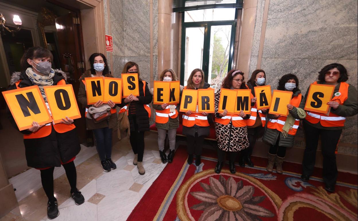 Las trabajadoras sociales se han vuelto a dar cita en el Salón de Plenos. 