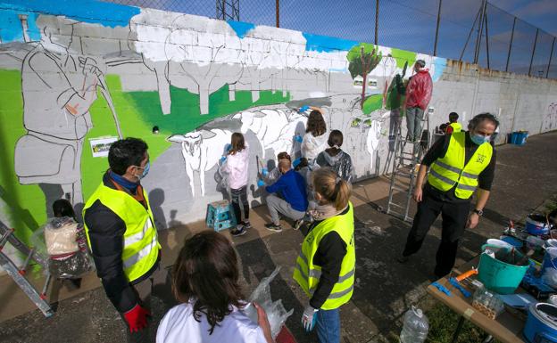 Imagen principal - Las empresas como Decathlon o Banco Sadabell, las asociaciones de empresarios, como FAE, también organizan estas actividades, como son los ejemplos de las fotografías. El voluntariado ambiental ha crecido tras el confinamiento. 