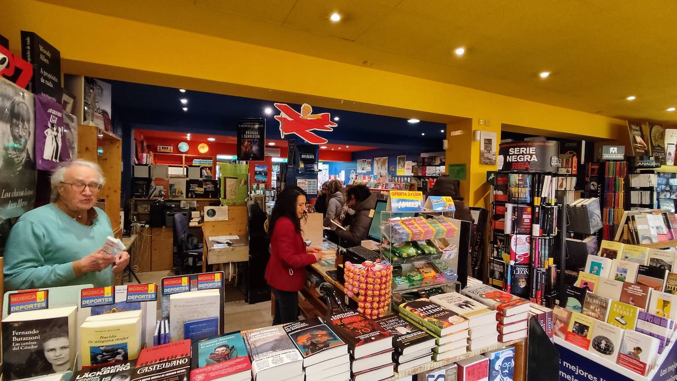 Fotos: El Día del Libro se traslada a las librerías en Burgos