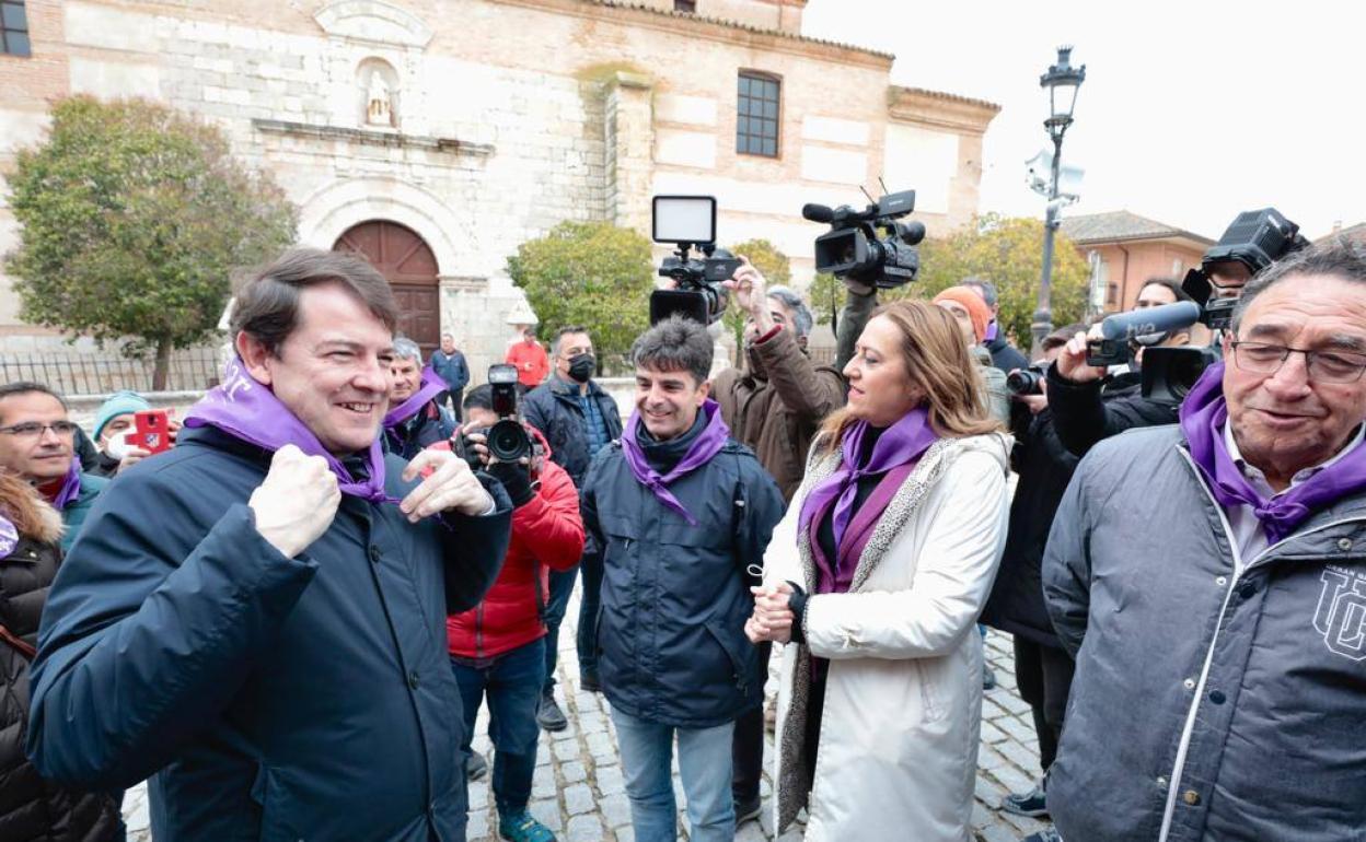 Mañueco se anuda la pañoleta a su llegada al Villalar en presencia de la delegada del Gobierno, Virginia Barcones, y el alcalde de la localidad, Luis Alonso Laguna.