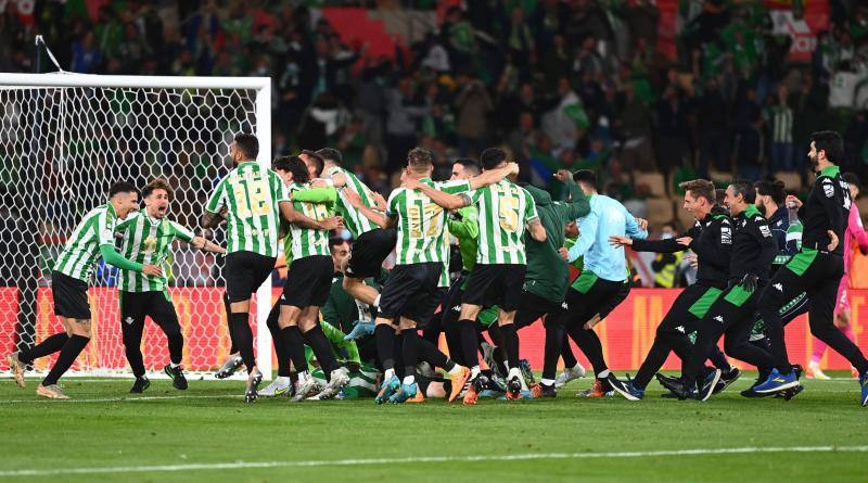 Joaquín, con el trofeo en mano, lidera la celebración Bética por el tercer título de Copa. 