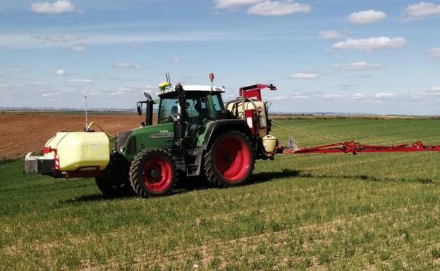 El tractor y los equipos de José Antonio Rodríguez, listos para tratar el cereal. 