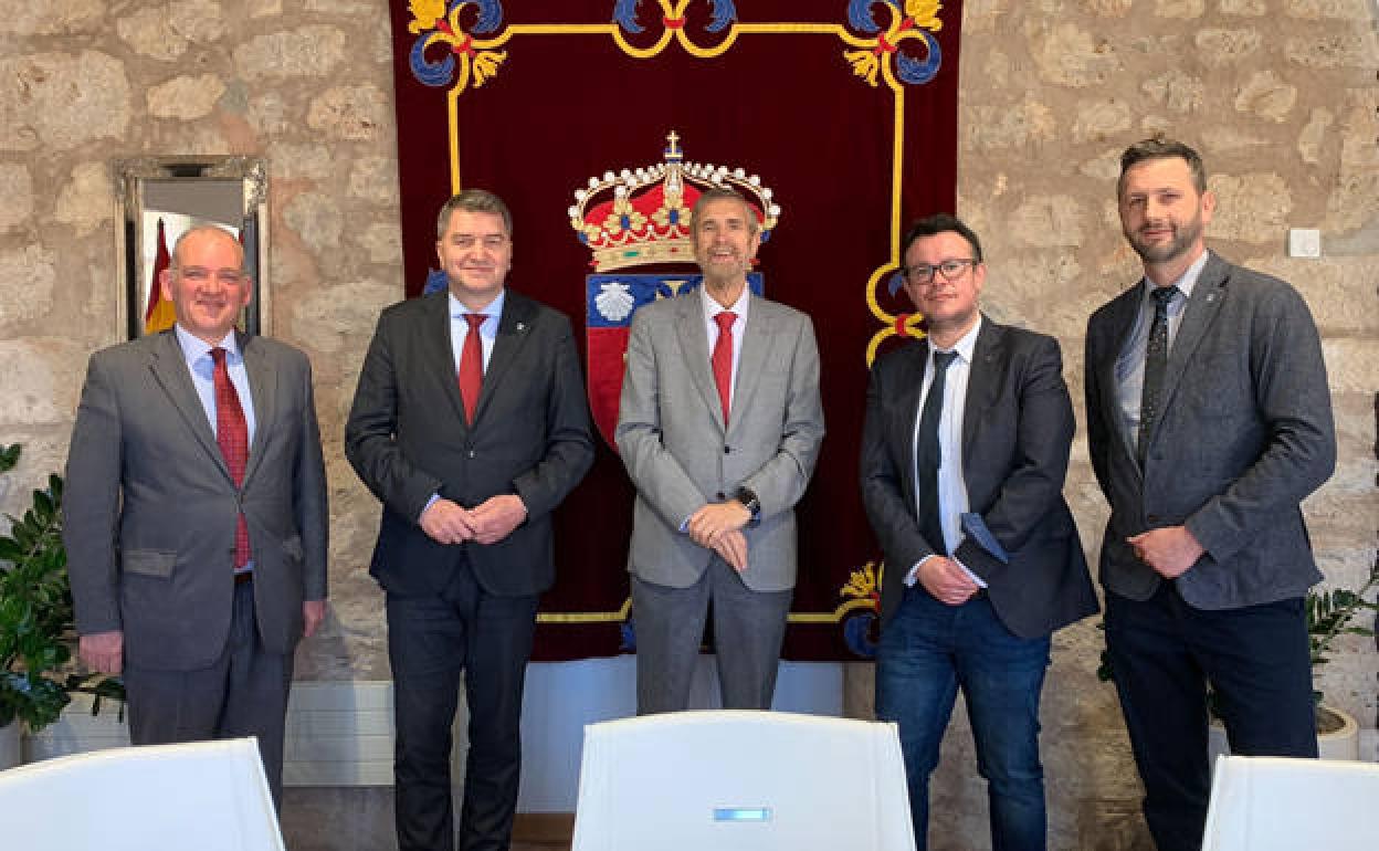 En el centro el alcalde de Oświęcim Janusz Chwierut junto al rector de la UBU, Manuel Pérez Mateos. 