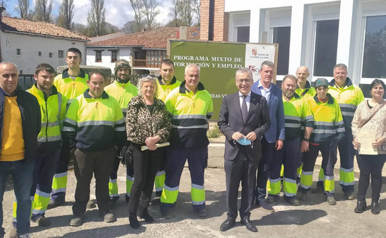 Trabajadores que han participado en la acción formativa, junto a representantes convocantes del programa. 