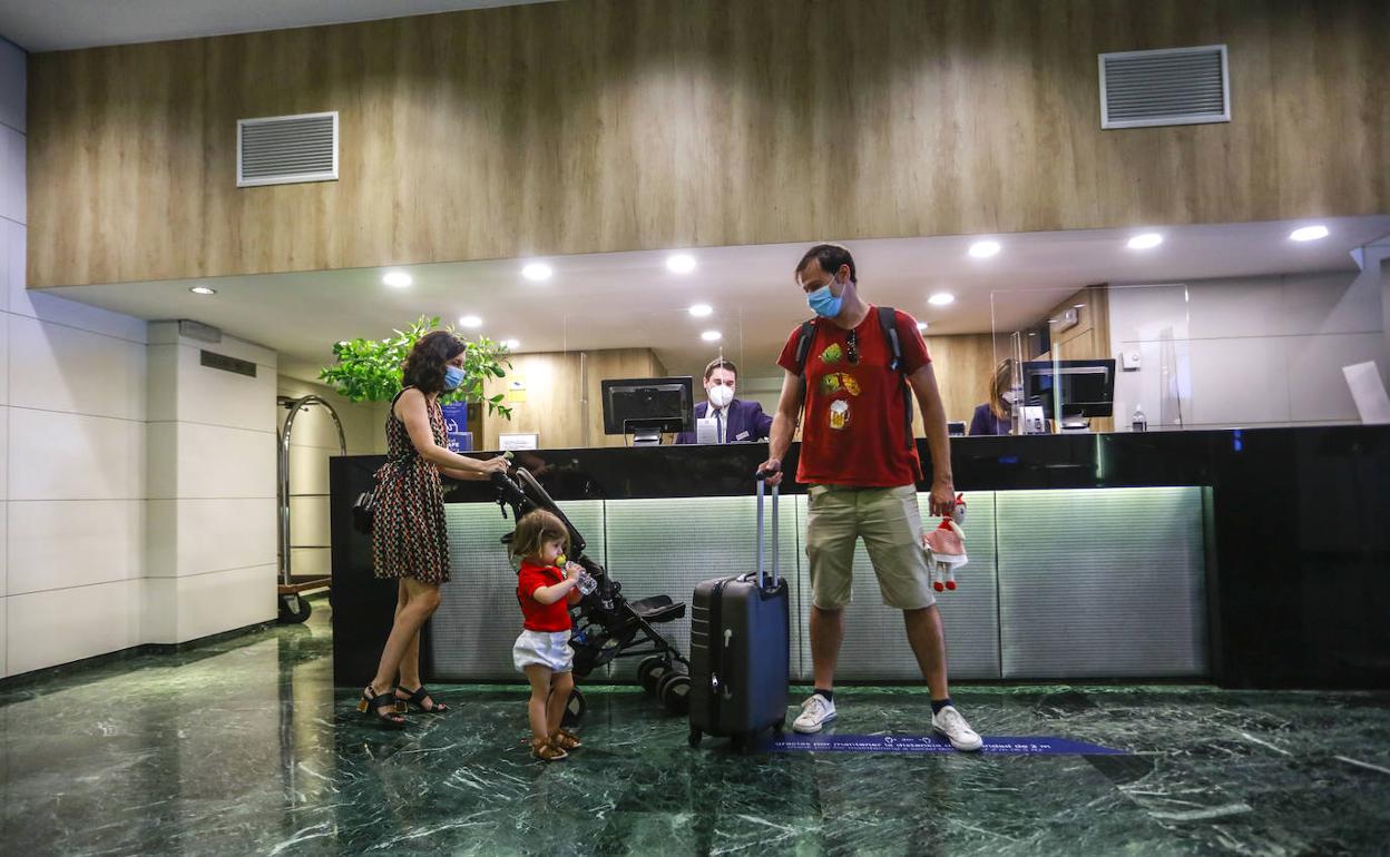 Turistas en la recepción de un hotel de Vitoria.