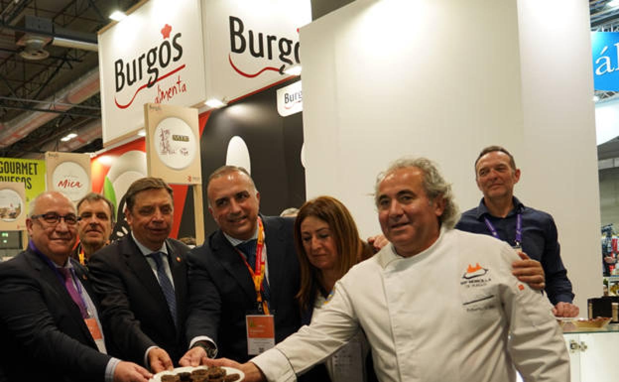 Luis Planas, tercero por la izquierda, en su visita al stand de Burgos Alimenta. 