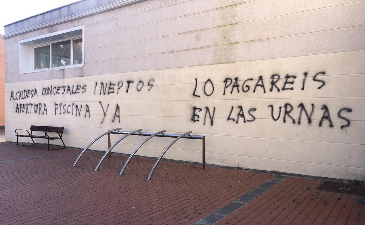 Mensajes contra el equipo de Gobierno de Aranda de Duero en la fachada de la piscina cubierta que aparecieron el pasado mes de febrero.