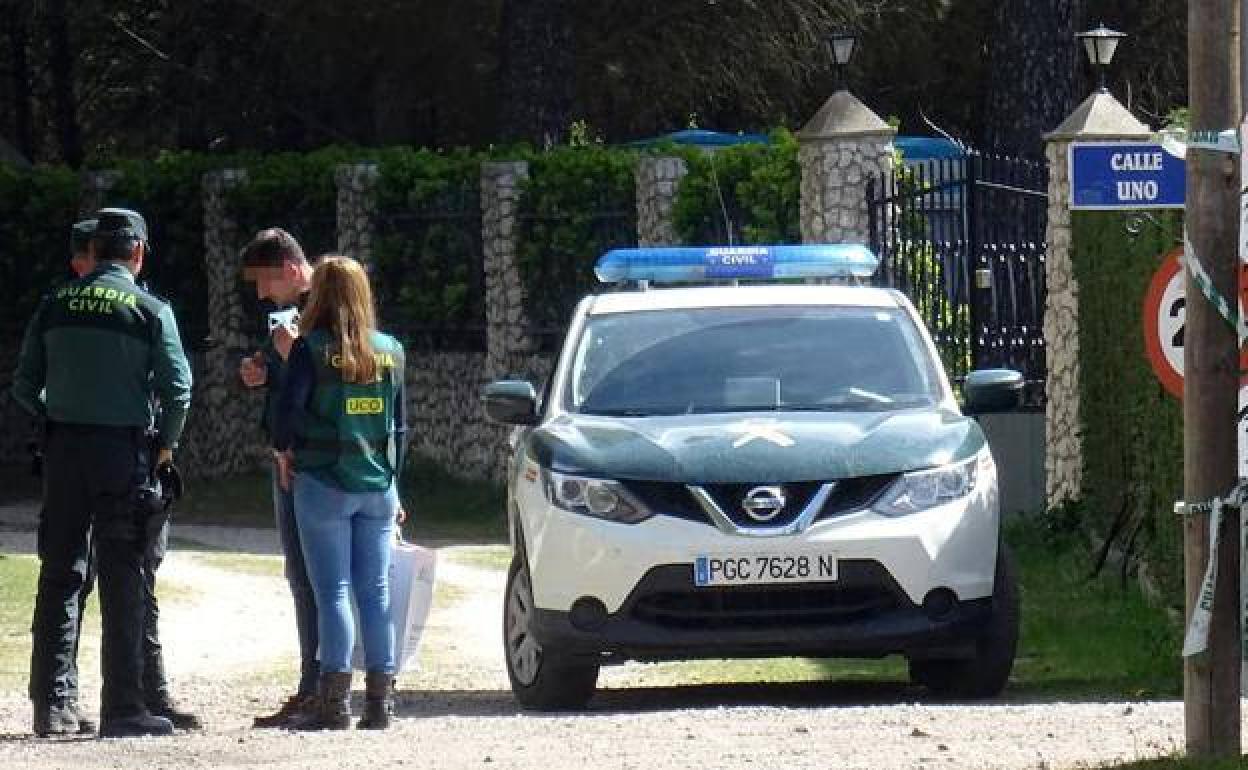Agentes de la UCO durante el registro del chalé del sospechoso, Óscar, en Traspinedo.