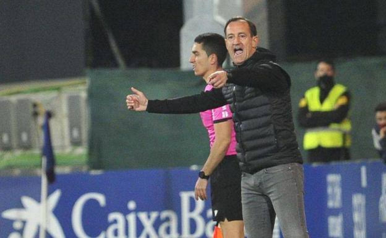 Imagen de archivo de Joseba Etxeberria dando instrucciones durante el encuentro ante el Amorebieta en Lezama.