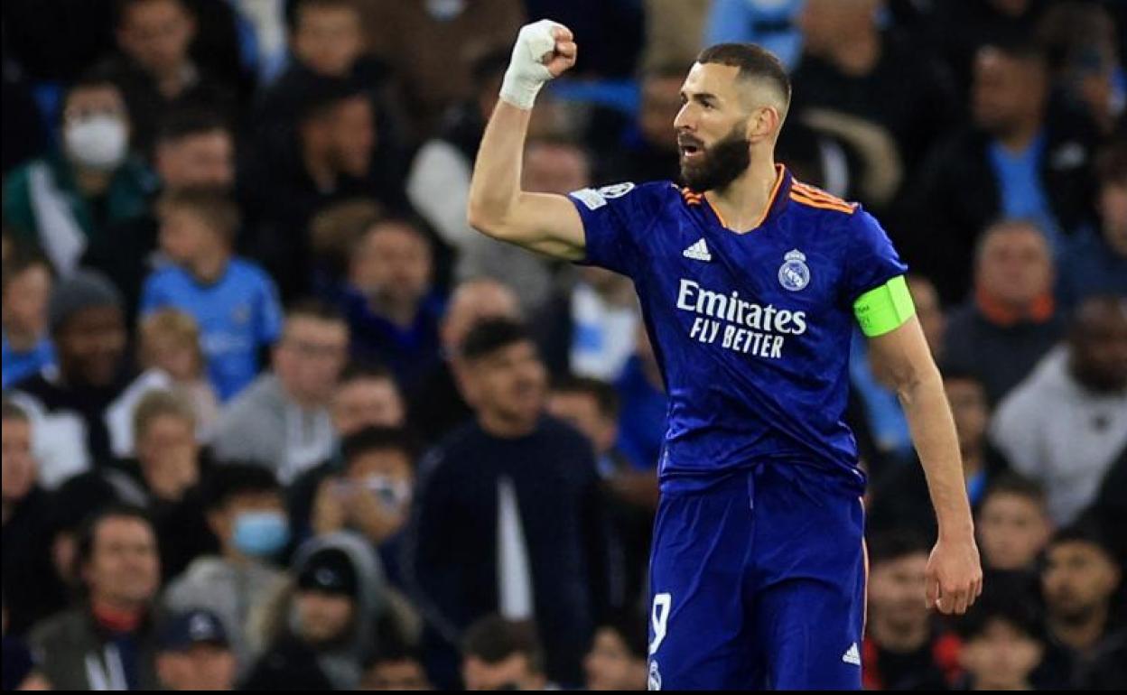 Benzema celebra el primero de los dos goles que metió en el Etihad. 