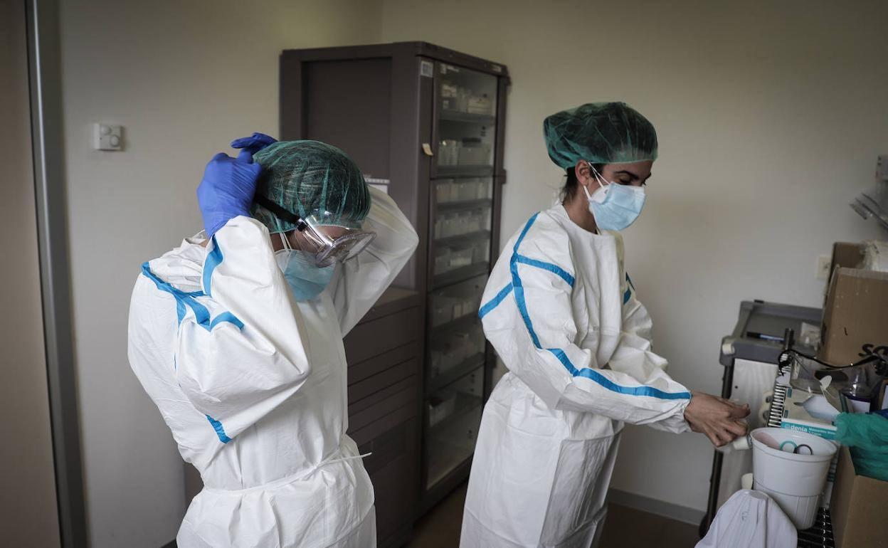 Dos sanitarias se preparan en la planta covid del hospital Universitario de Burgos. 