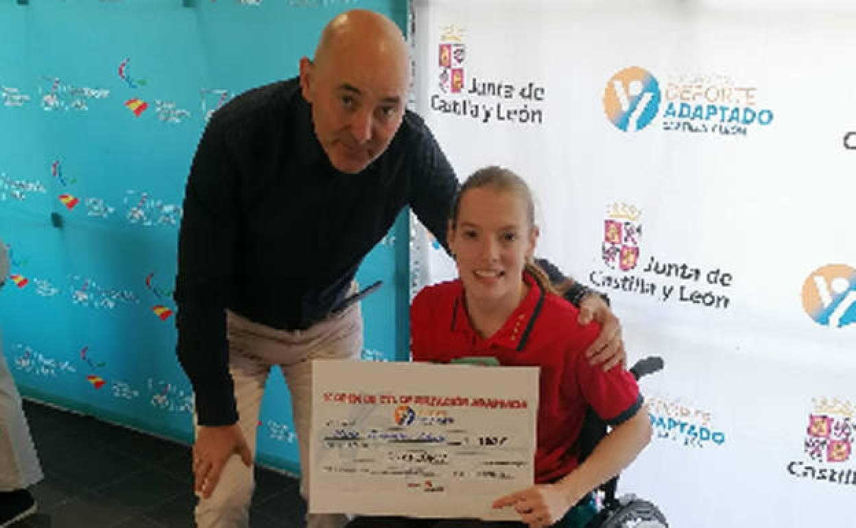 Marta Fernández muestra su trofeo. 