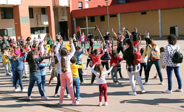 La Plaza de la Cecina se ha llenado de actividad en esta tarde de viernes.