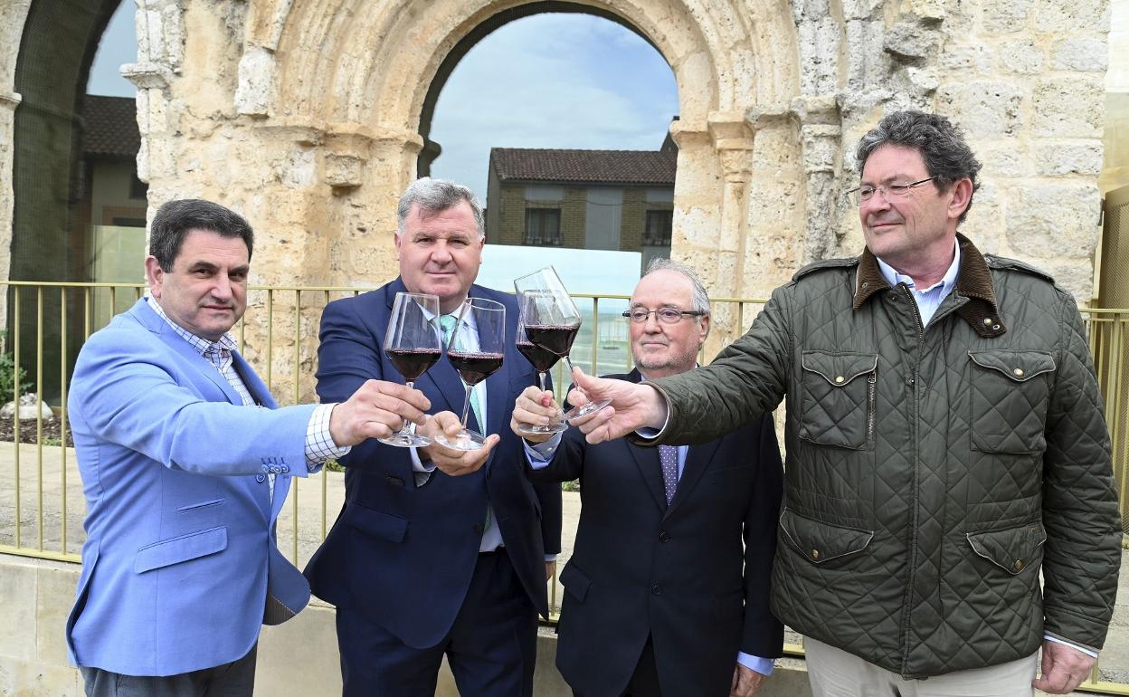 El presidente de la Denominación de Origen, Enrique Pascual (2I), junto a importantes bodegueros de la Ribera, en la sede de la Denominación de Origen. 