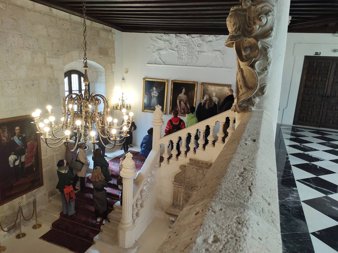 Los alumnos de la Escuela Oficial de Idiomas durante una visita.