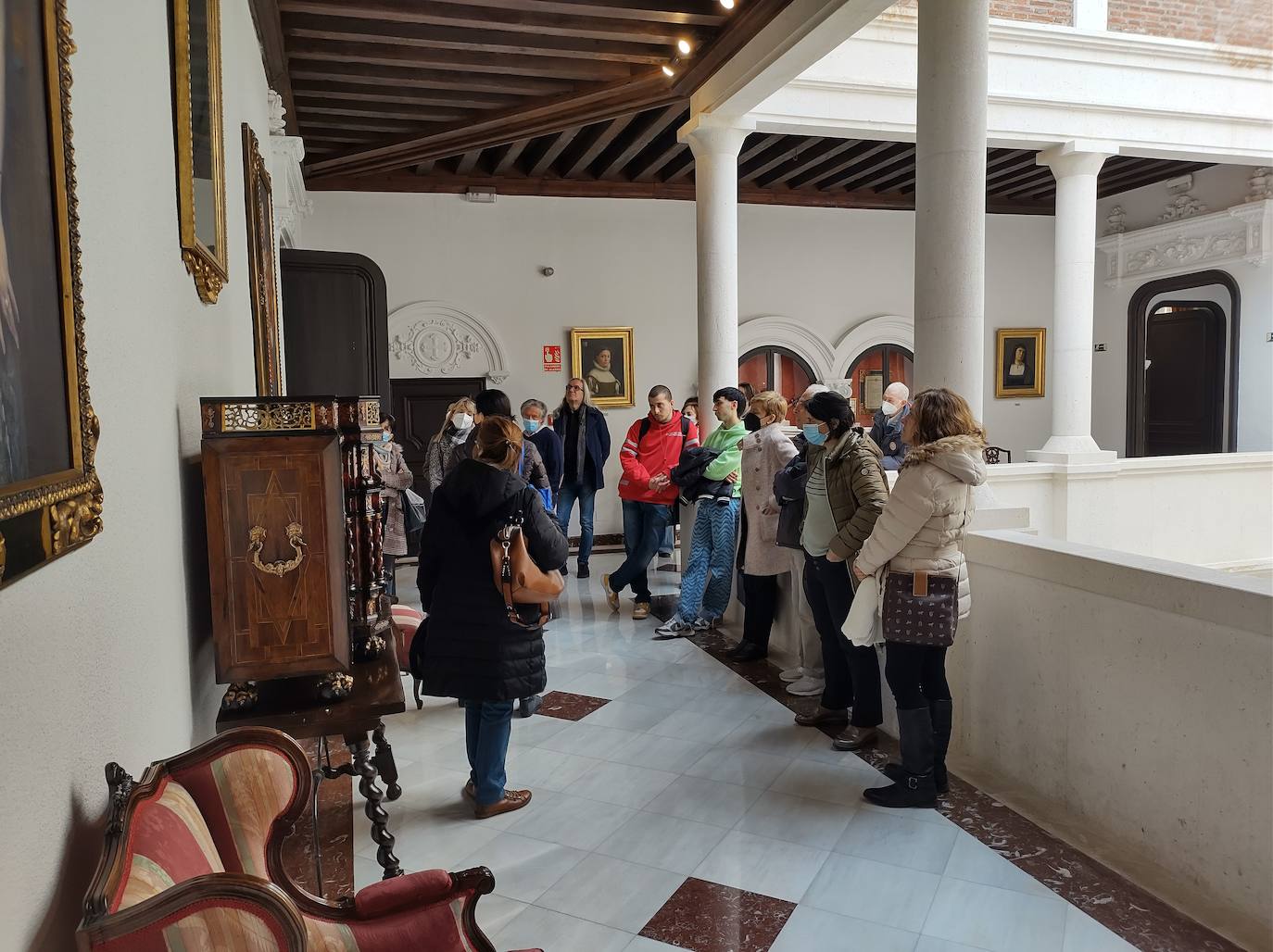 Los alumnos de la Escuela Oficial de Idiomas durante una visita.