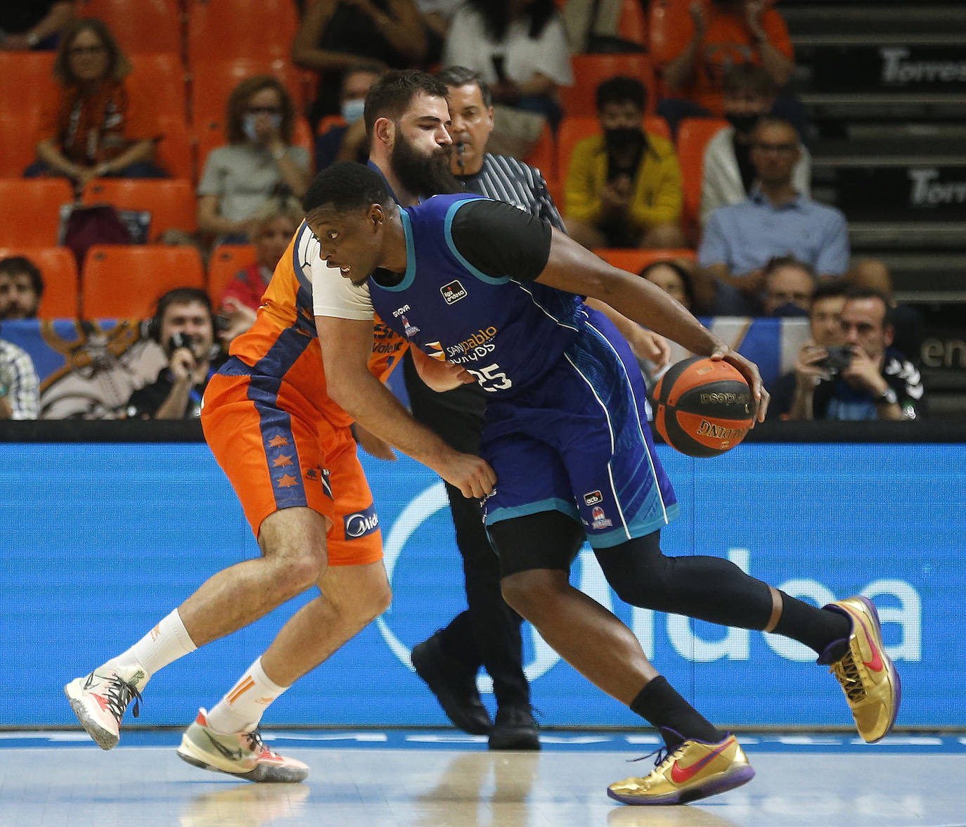 Imágenes del encuentro enrte el Valencia Basket y el San Pablo Burgos disputado en La Fonteta