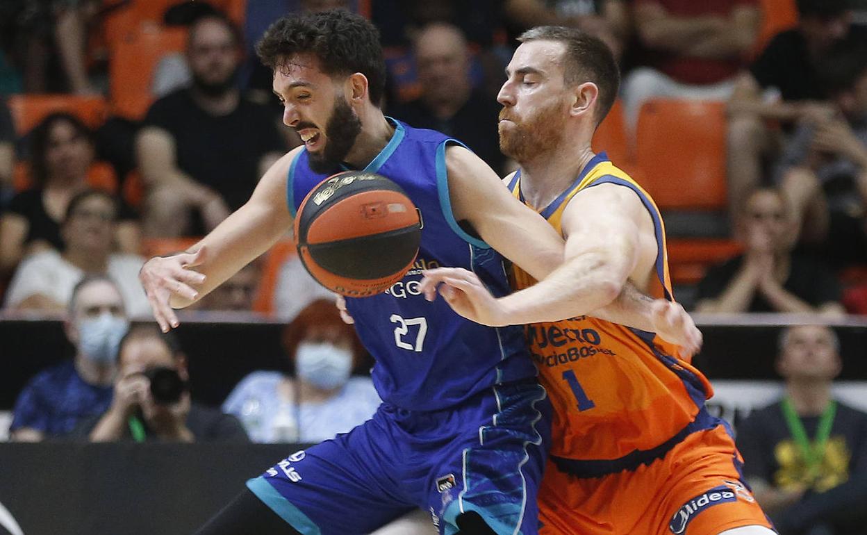 Claver roba el balón a Marc García durante el encuentro