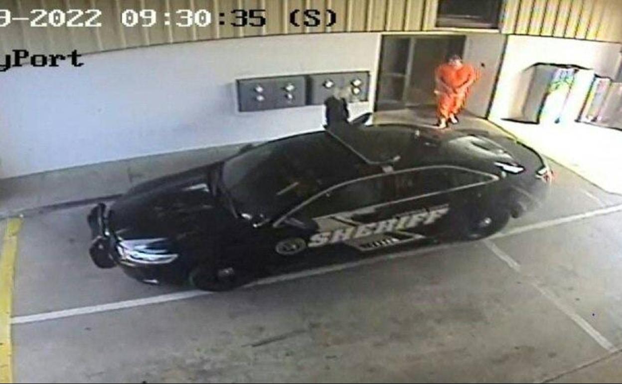 Momento de la fuga deCasey White y Vicky White, de la prisión de Lauderdale (Alabama).